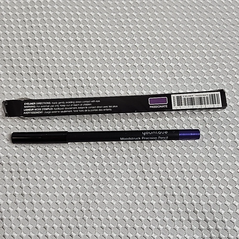MOODSTRUCK PRECISION PENCIL EYE LINER IN PASSIONATE-A RICH DEEP PURPLE